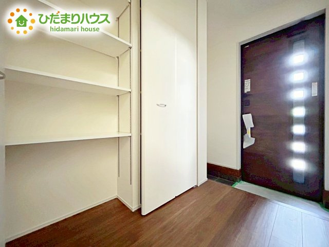 【玄関】 | 笠間駅前1期　新築戸建　1号棟 | 天井までの高さがあるタップリ玄関収納、姿見・小引き出し付きなのも便利