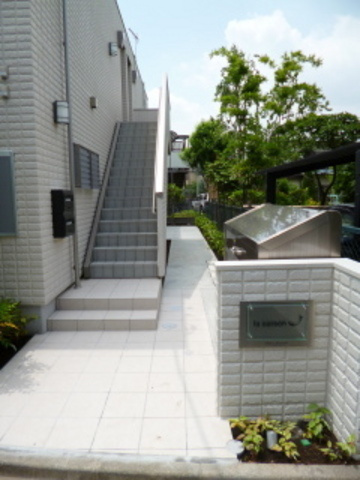 ｌａ　ｓａｉｓｏｎ　Ｊのエントランス|高級感あるアプローチ