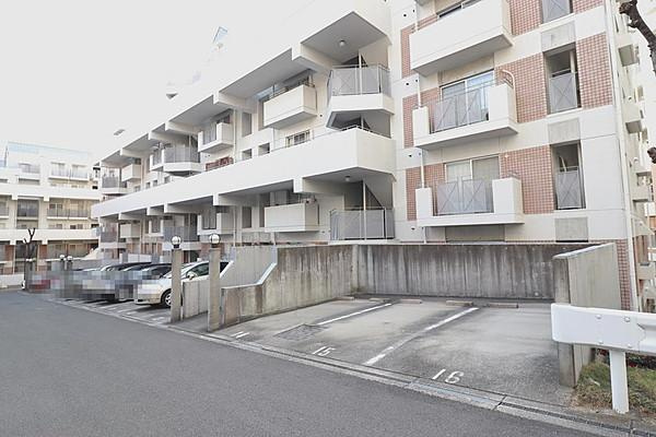 緑地公園グリーンハイツ２号棟の外観