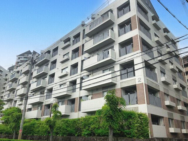 緑地公園グリーンハイツ２号棟の外観