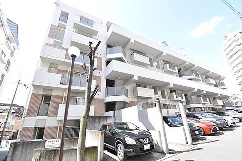 緑地公園グリーンハイツ２号棟の外観