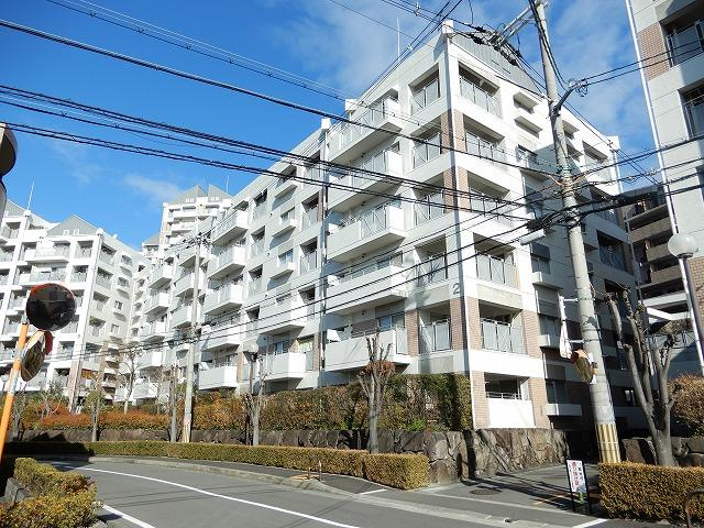 緑地公園グリーンハイツ２号棟の外観