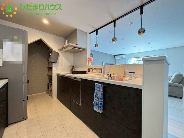 深谷市武蔵野　中古一戸建てのキッチン|対面式キッチンなので、
キッチンからリビングも見渡せちゃう☆