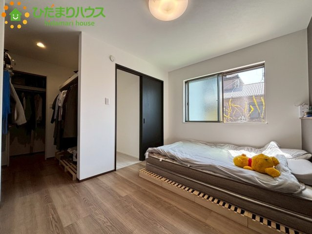 深谷市武蔵野　中古一戸建ての内装|大きな窓がついているので
日当たりがよく、気持ちのいい朝が迎えられそうですね☆