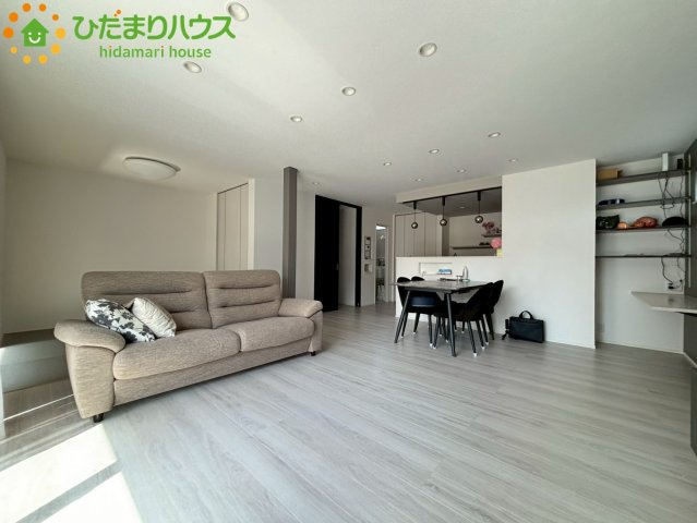 深谷市武蔵野　中古一戸建ての居間・リビング|19帖の広々リビングなので、
活発なお子様も遠慮なく遊び回れる広さです！				
