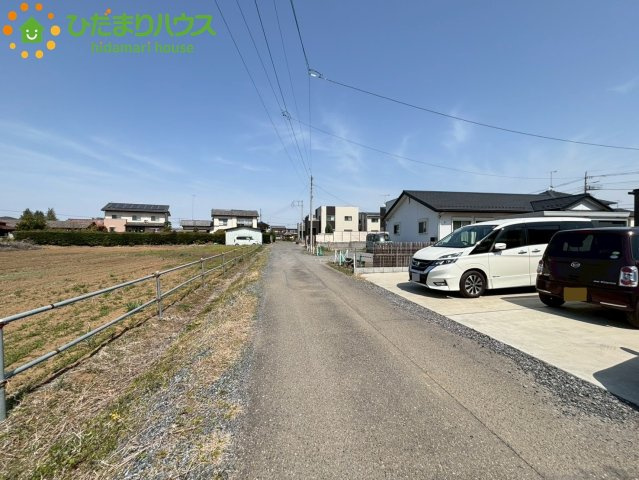 深谷市武蔵野　中古一戸建ての前面道路含む現地写真|前面道路約5ｍ！！
車の出し入れも安心な広さですね♪