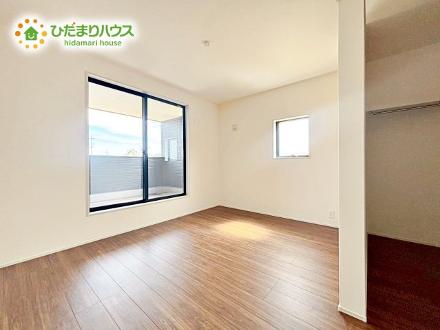 【寝室】 | 笠間駅前1期　新築戸建　4号棟 | バルコニーに面していて、たっぷり光りの入る明るい主寝室です！