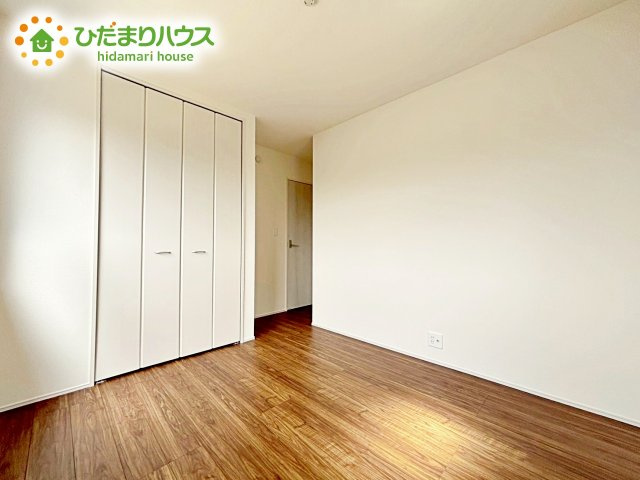 【洋室】 | 笠間駅前1期　新築戸建　4号棟 | 明るい色の床なので、どんな家具でもマッチします☆彡
