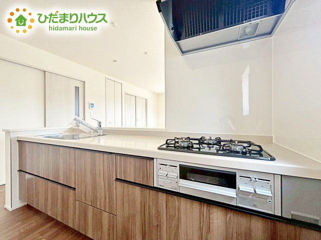 【キッチン】 | 笠間駅前1期　新築戸建　4号棟 | 3口コンロと収納豊富なキッチンで、ママの毎日のお料理もはかどります☆