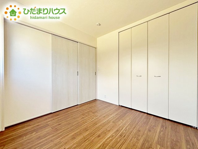【洋室】 | 笠間駅前1期　新築戸建　4号棟 | リビングには洋室が隣接し、お子様の遊び場や家事スペースにも大活躍です☆
