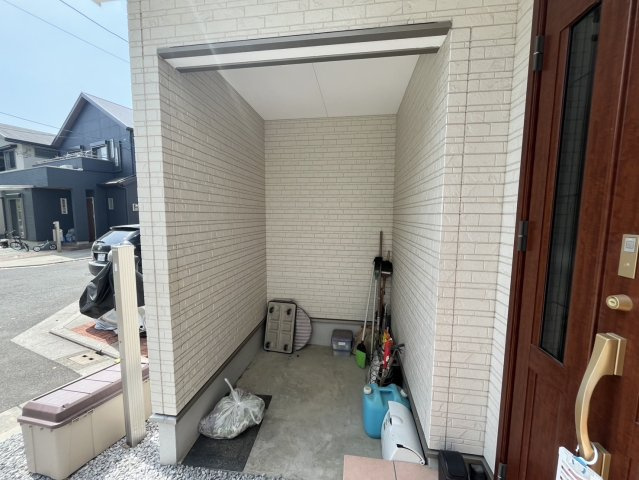 堺市南区美木多上　戸建の設備|玄関横に屋根付きスペースがあります。