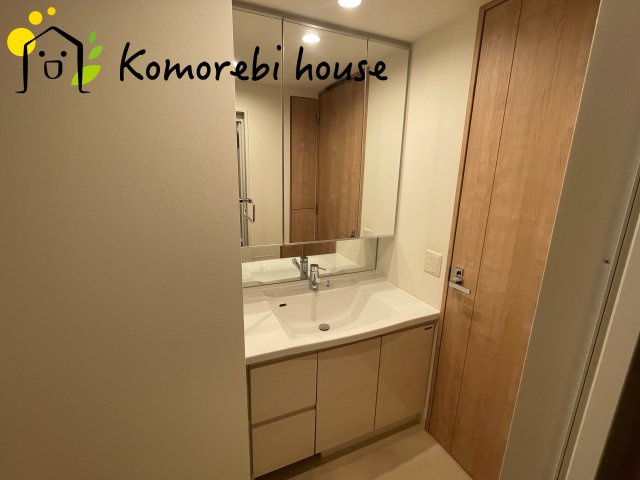 アンビシャス上尾の独立洗面台|独立洗面台、小物を置くことができて便利です