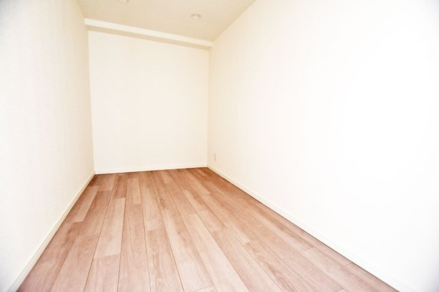 愛宕山ビューハイツの洋室|-納戸3.3帖-
納戸は収納スペースとしてつくられることがほとんどですが、広さによっては多目的な利用が可能です。家族の成長や必要性に応じて、利用目的を変更できるので、生活が便利に◎