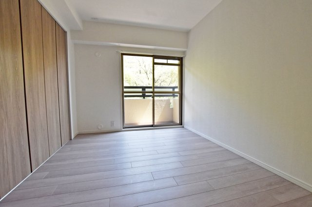 愛宕山ビューハイツの洋室|-洋室5.3帖-
全居室洋室で家具や敷物のカスタマイズを楽しめます。