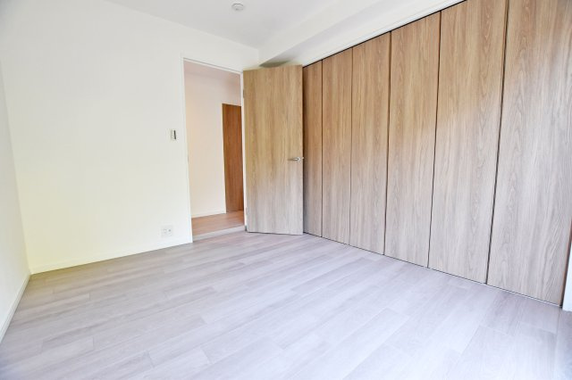 愛宕山ビューハイツの洋室|-洋室5.3帖-
全居室収納スペース有◎お部屋を広々お使いいただけます。