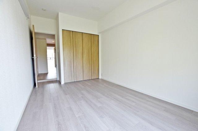 愛宕山ビューハイツの洋室|-洋室6.4帖-
全居室収納スペース有◎お部屋を広々お使いいただけます。