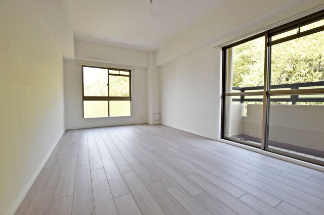 愛宕山ビューハイツの洋室|-洋室8.5帖-
全居室洋室で家具や敷物のカスタマイズを楽しめます。