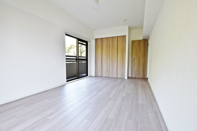 愛宕山ビューハイツの洋室|-洋室8.5帖-
全居室収納スペース有◎お部屋を広々お使いいただけます。