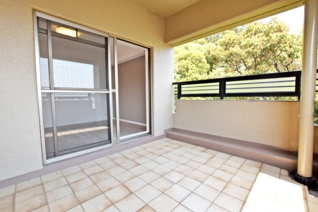 愛宕山ビューハイツのバルコニー|南向きバルコニーは日照が豊富で温暖な陽光を受けられ、植物の育成やリラックススペースとして活用可能です。洗濯物の乾燥が速く、快適な生活環境を提供。自然の光を取り込み、室内を明るくしてくれます。