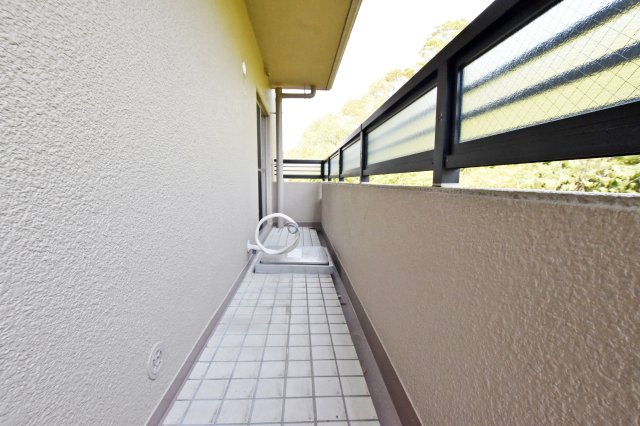 愛宕山ビューハイツのバルコニー|東面バルコニー
暖かな陽射しや爽やかな風を存分に取り込みお部屋に開放感をもたらします。