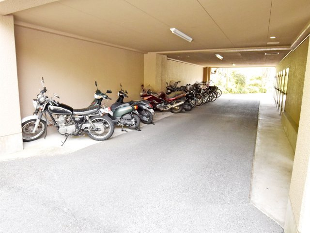 愛宕山ビューハイツの駐車場|-敷地内駐輪場-
駐輪場月額料金：200円
バイク置場月額料金：500～1000円