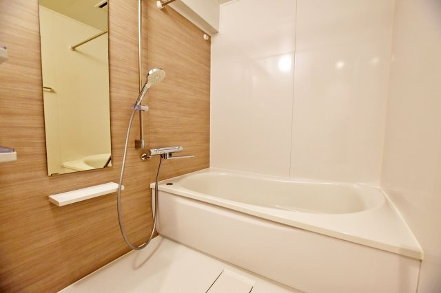 愛宕山ビューハイツの浴室|広々バスルーム。足を延ばしてゆったりと寛げます。