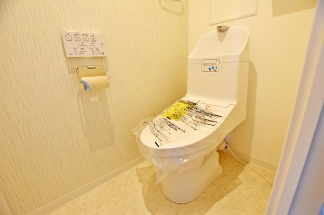 愛宕山ビューハイツのトイレ|温水洗浄便座付きトイレで、座った時にヒヤっとせず年中快適なトイレ時間を過ごせます。