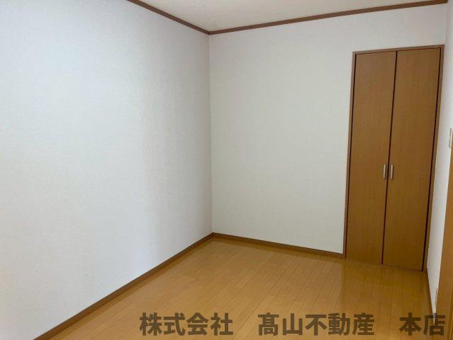 宗像市稲元４丁目のアパートの居間・リビング