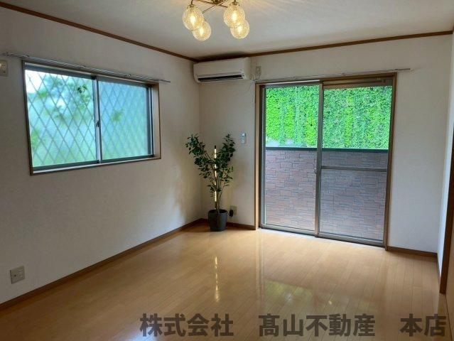 宗像市稲元４丁目のアパートの居間・リビング