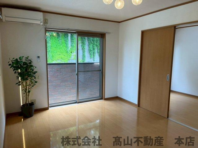 宗像市稲元４丁目のアパートの居間・リビング