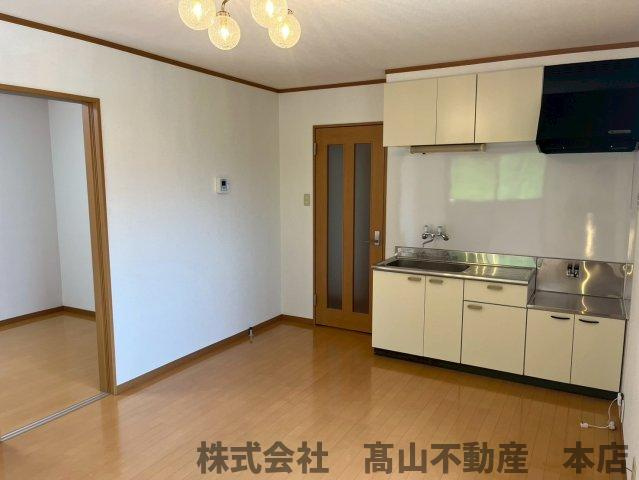 宗像市稲元４丁目のアパートの居間・リビング