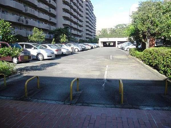 日興千里台スカイタウンB棟の駐車場