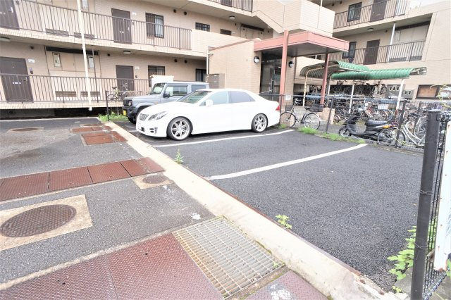 クレール石井の駐車場