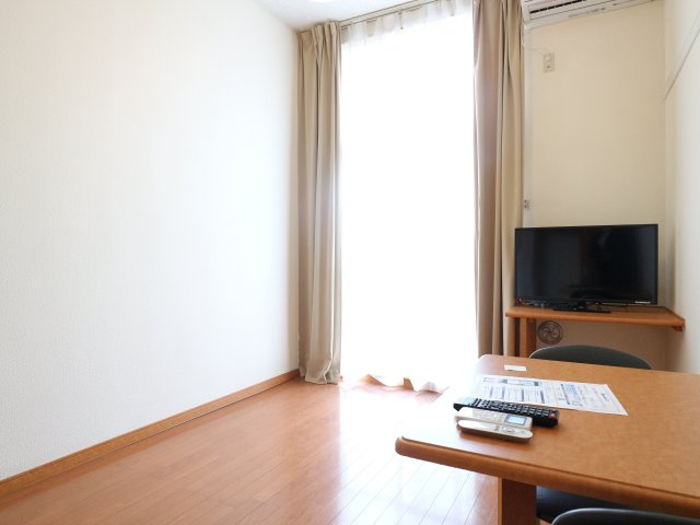 レオパレスアムールの居間・リビング