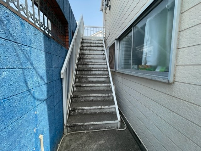 広栄ハイツのロビー|階段