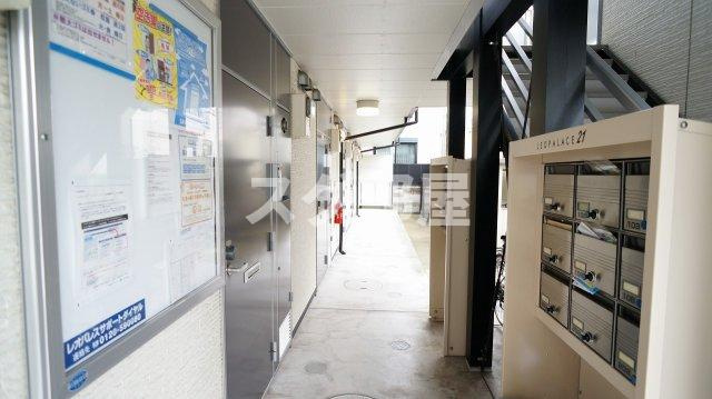 レオパレス森本町レジェンドのエントランス|集合ポストあり