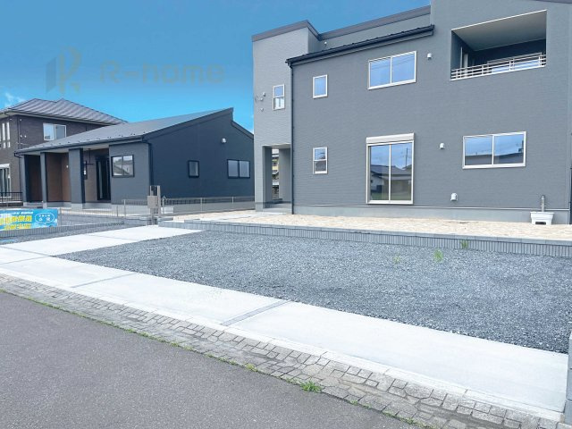 ひたちなか市阿字ヶ浦町第3　新築戸建て　2号棟の駐車場|カースペースは3台完備。ゲスト用のスペースも確保できますね♪