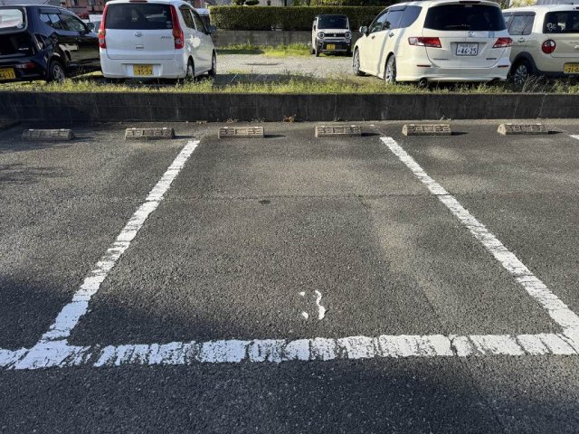 バリュージュ・シオン　Ａ棟の駐車場|駐車スペースもあります☆