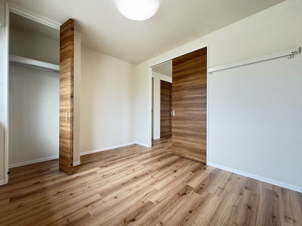 バリュージュ・シオン　Ａ棟の寝室|風通しも良い寝室です☆