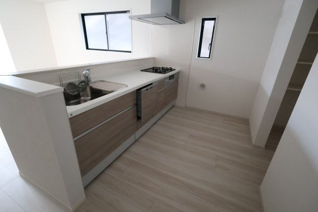 《仲介手数料無料》北区本郷町725-1新築一戸建てリガーレのキッチン|撮影日 2025年7月31日 13:00 晴れ