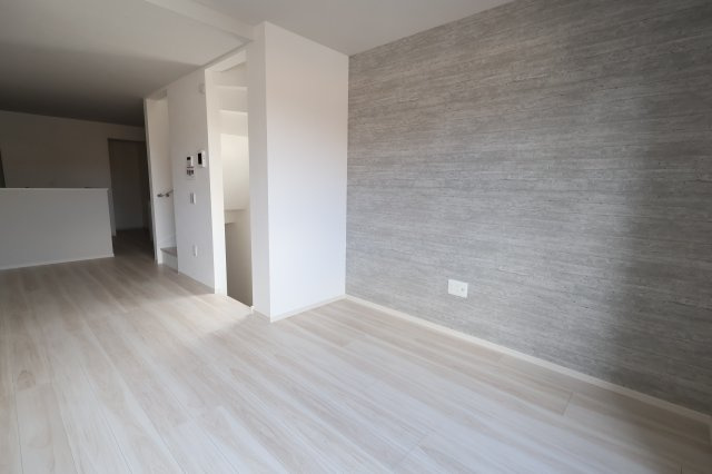 《仲介手数料無料》北区本郷町725-1新築一戸建てリガーレの居間・リビング|撮影日 2025年7月31日 13:00 晴れ