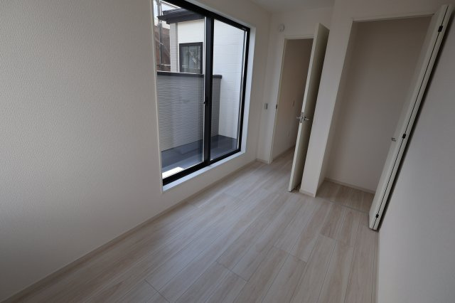 《仲介手数料無料》北区本郷町725-1新築一戸建てリガーレの洋室|撮影日 2025年7月31日 13:00 晴れ