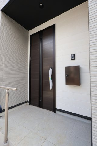 《仲介手数料無料》北区本郷町725-1新築一戸建てリガーレの玄関|撮影日 2025年7月31日 13:00 晴れ