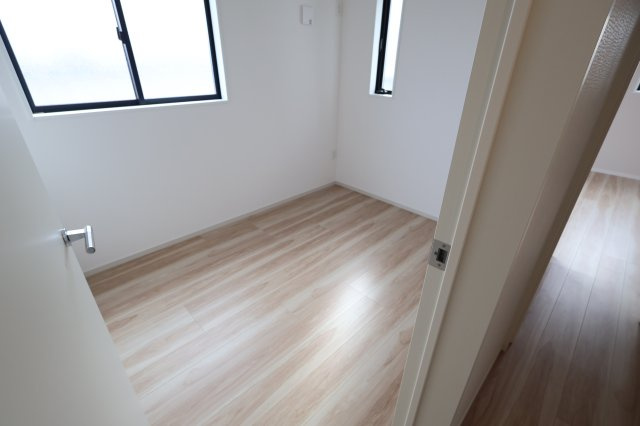 《仲介手数料無料》北区本郷町725-1新築一戸建てリガーレの洋室|2025年11月1日 13:00 晴れ