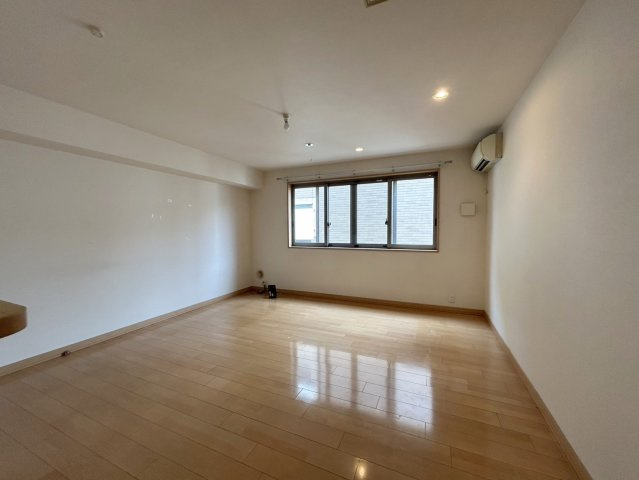 フラッツ南青山の居間・リビング|★明るいフローリングの角部屋です★