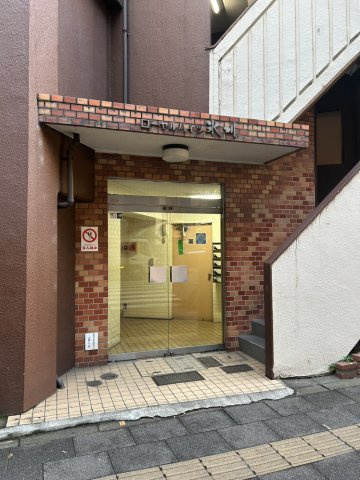 ローヤルハイツ氷川のエントランス