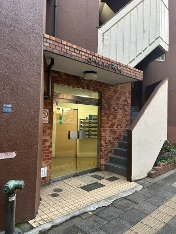 ローヤルハイツ氷川のエントランス