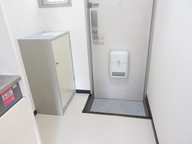 ハイツアドレサントの玄関