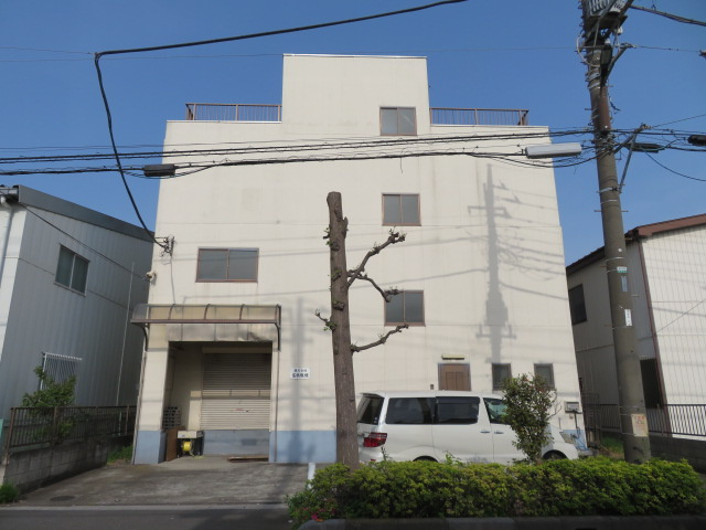 草加市稲荷５丁目の倉庫の外観