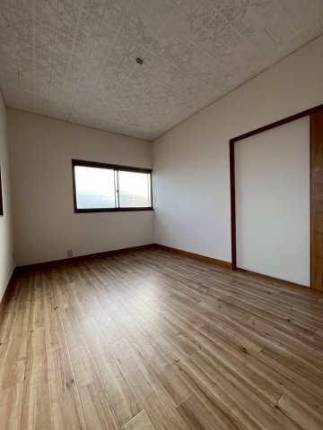 六十谷戸建の洋室